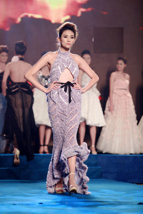 Võ Hoàng Yến với chiếc váy tôn nhầm đường cong Võ Hoàng Yến với chiếc váy tôn nhầm đường cong