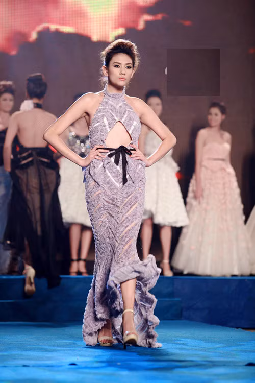 Võ Hoàng Yến với chiếc váy tôn nhầm đường cong Võ Hoàng Yến với chiếc váy tôn nhầm đường cong