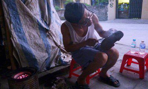 Nghề vá sửa dép cao su, dép nhựa đã từng có thời rất phổ biến Nghề vá sửa dép cao su, dép nhựa đã từng có thời rất phổ biến
