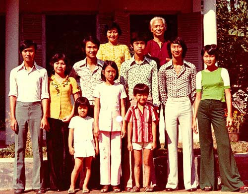 Thanh niên thời đó rất thích mốt quần loe trẻ trung (ảnh minh họa) Thanh niên thời đó rất thích mốt quần loe trẻ trung (ảnh minh họa)