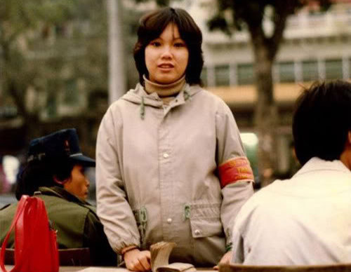 Thiếu nữ "băng đỏ" xinh đẹp với một trong những cách mặc thời trang nhất giữa thập niên 80: Áo len cổ lọ bên trong, áo lông Đức bên ngoài. Người ngồi bên cạnh cũng rất hợp thời cùng áo Nato và mũ bò kiểu Levi's Thiếu nữ "băng đỏ" xinh đẹp với một trong những cách mặc thời trang nhất giữa thập niên 80: Áo len cổ lọ bên trong, áo lông Đức bên ngoài. Người ngồi bên cạnh cũng rất hợp thời cùng áo Nato và mũ bò kiểu Levi's