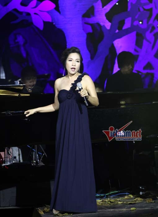 Mỹ Linh rất chuộng những kiểu váy hở vai. Mỹ Linh rất chuộng những kiểu váy hở vai.