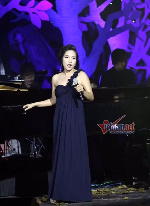 Mỹ Linh rất chuộng những kiểu váy hở vai. Mỹ Linh rất chuộng những kiểu váy hở vai.