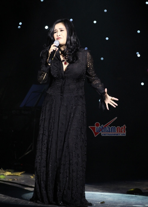 Thanh Lam với chiếc váy ren đen dài chấm đất. Thanh Lam với chiếc váy ren đen dài chấm đất.