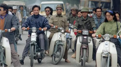 "Anh chàng" đi Suzuki mận chín là điển hình của dân chơi bấy giờ với mũ cối, áo Nato "Anh chàng" đi Suzuki mận chín là điển hình của dân chơi bấy giờ với mũ cối, áo Nato