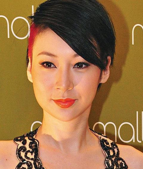 Sau khi chỉnh mặt kiểu chữ V, Trang Tư Mẫn tới dự một sự kiện dịp đầu năm, khi đó mặt cô đã hơi lệch.