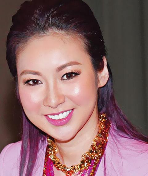 Trang Tư Mẫn sau khi hút mỡ cằm, mặt cô vẫn phúng phính nhưng mỡ cằm đã giảm triệt để.