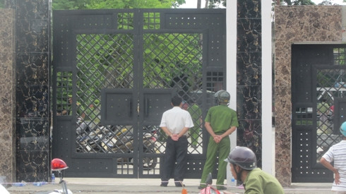 Cho tới 16h chiều ngày 7/7, biệt thự nhà ông Mỹ vẫn đang bị phong tỏa để phục vụ điều tra (Ảnh: Thế Quân) Cho tới 16h chiều ngày 7/7, biệt thự nhà ông Mỹ vẫn đang bị phong tỏa để phục vụ điều tra (Ảnh: Thế Quân)