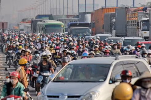 Vụ kẹt xe kéo dài 10 tiếng trên xa lộ Hà Nội hôm 16/2 (ảnh: Tuổi Trẻ)