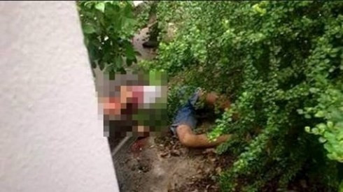 Xác cháu Vỹ khi được phát hiện ngay trước cửa nhà (ảnh: CTV) Xác cháu Vỹ khi được phát hiện ngay trước cửa nhà (ảnh: CTV)