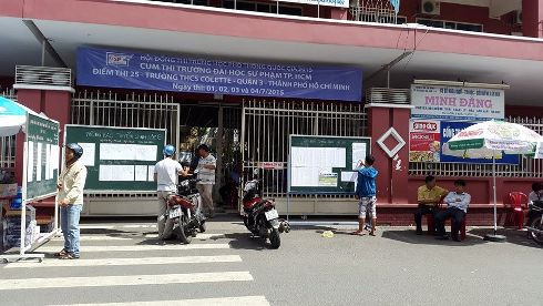 Nhân viên giữ xe thoải mái nói chuyện với người lạ dù còn rất lâu mới hết giờ làm bài (ảnh: Thế Quân) Nhân viên giữ xe thoải mái nói chuyện với người lạ dù còn rất lâu mới hết giờ làm bài (ảnh: Thế Quân)