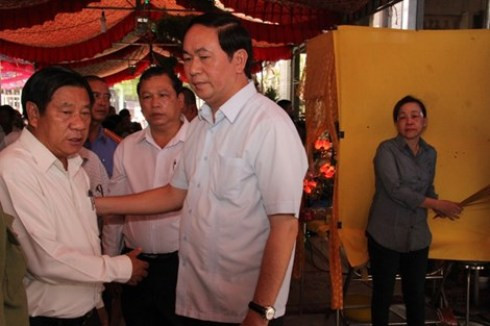 Bộ trưởng Bộ Công an Trần Đại Quang chia sẻ nỗi đau với người thân nạn nhân (ảnh: Pháp luật TP) Bộ trưởng Bộ Công an Trần Đại Quang chia sẻ nỗi đau với người thân nạn nhân (ảnh: Pháp luật TP)