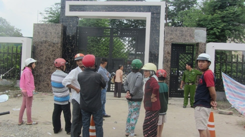 Người dân địa phương vẫn chưa hết tò mò, quan tâm đến ngôi nhà xảy ra vụ thảm sát (ảnh: Thế Quân) Người dân địa phương vẫn chưa hết tò mò, quan tâm đến ngôi nhà xảy ra vụ thảm sát (ảnh: Thế Quân)
