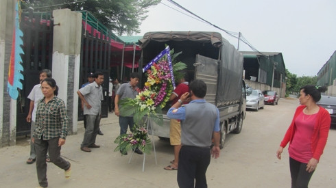 Hàng trăm vòng hoa khắp nơi được đưa đến lễ viếng (Ảnh: Thế Quân) Hàng trăm vòng hoa khắp nơi được đưa đến lễ viếng (Ảnh: Thế Quân)