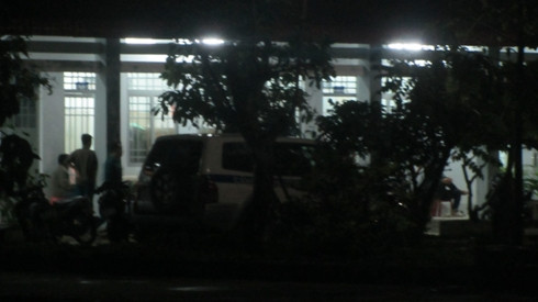 Tới 23h30 tối ngày 10/7, việc khai thác 'nóng' Tiến vẫn còn diễn ra tại trụ sở Công an xã Nhị Bình (ảnh: Thế Quân) Tới 23h30 tối ngày 10/7, việc khai thác 'nóng' Tiến vẫn còn diễn ra tại trụ sở Công an xã Nhị Bình (ảnh: Thế Quân)