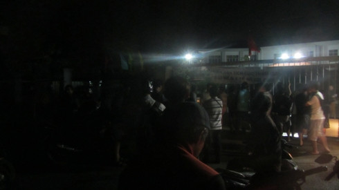 Hàng trăm người dân ở xã Nhị Bình tập trung ở trước trụ sở Công an xã theo dõi thông tin vụ việc (ảnh: Thế Quân) Hàng trăm người dân ở xã Nhị Bình tập trung ở trước trụ sở Công an xã theo dõi thông tin vụ việc (ảnh: Thế Quân)