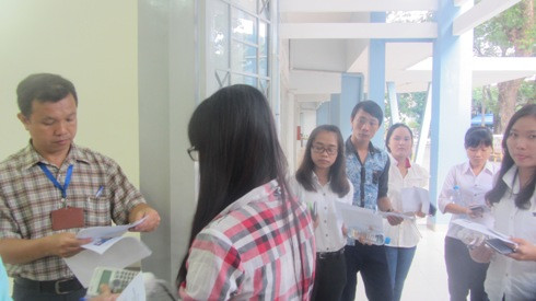Giám thị kiểm tra giấy tờ tùy thân của thí sinh tại điểm thi THPT Hoàng Hoa Thám (Ảnh minh họa của Thế Quân) Giám thị kiểm tra giấy tờ tùy thân của thí sinh tại điểm thi THPT Hoàng Hoa Thám (Ảnh minh họa của Thế Quân)