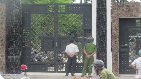 Ngôi nhà của ông Mỹ bị phong tỏa trong cả ngày 7/7 để phục vụ cho công tác điều tra (ảnh: Thế Quân) Ngôi nhà của ông Mỹ bị phong tỏa trong cả ngày 7/7 để phục vụ cho công tác điều tra (ảnh: Thế Quân)