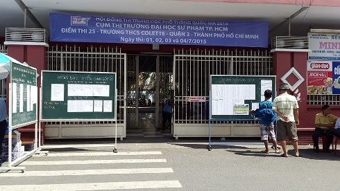 Cổng điểm thi THCS Collette mở toang, dù mới 9h52 sáng ngày 1/7 (ảnh: Thế Quân) Cổng điểm thi THCS Collette mở toang, dù mới 9h52 sáng ngày 1/7 (ảnh: Thế Quân)
