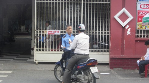 Cửa thì mở toang, bảo vệ điểm thi thì thoải mái ra nói chuyện với phụ huynh (ảnh: Thế Quân) Cửa thì mở toang, bảo vệ điểm thi thì thoải mái ra nói chuyện với phụ huynh (ảnh: Thế Quân)