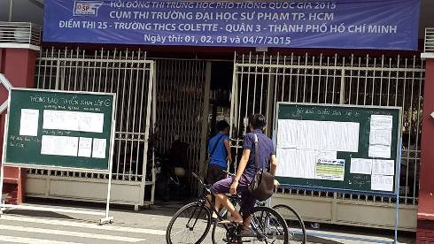Học sinh trường Collette thoải mái hỏi thông tin, dù đang giờ thi tốt nghiệp THPT quốc gia (ảnh: Thế Quân) Học sinh trường Collette thoải mái hỏi thông tin, dù đang giờ thi tốt nghiệp THPT quốc gia (ảnh: Thế Quân)