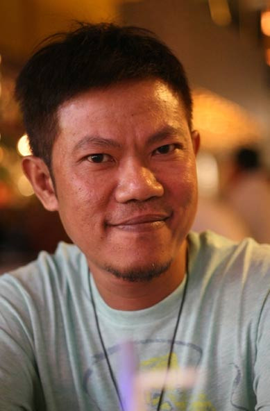 Theo nhạc sĩ Lương Minh, lý do nhạc sĩ Quốc Bảo rời khỏi vị trí 3 thành viên BGK chính thức của Bước nhảy hoàn vũ năm nay vì lý do sức khỏe. Nhạc sĩ của những tình khúc được yêu mến một thời đã nhập viện mổ mắt và việc này đã khiến ông phải ngừng công việc của mình tại Bước nhảy hoàn vũ – sau 5 đêm thi ngồi ở vị trí BGK của chương trình. Ông Lương Minh cũng cho biết, dự kiến người thay thế vị trí của nhạc sĩ Quốc Bảo sẽ là nhạc sĩ Hồ Hoài Anh – người vừa xuất hiện tại liveshow thứ 5 trong vai trò giám khảo số 4. (Theo VTV) Theo nhạc sĩ Lương Minh, lý do nhạc sĩ Quốc Bảo rời khỏi vị trí 3 thành viên BGK chính thức của Bước nhảy hoàn vũ năm nay vì lý do sức khỏe. Nhạc sĩ của những tình khúc được yêu mến một thời đã nhập viện mổ mắt và việc này đã khiến ông phải ngừng công việc của mình tại Bước nhảy hoàn vũ – sau 5 đêm thi ngồi ở vị trí BGK của chương trình. Ông Lương Minh cũng cho biết, dự kiến người thay thế vị trí của nhạc sĩ Quốc Bảo sẽ là nhạc sĩ Hồ Hoài Anh – người vừa xuất hiện tại liveshow thứ 5 trong vai trò giám khảo số 4. (Theo VTV)