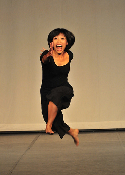 Liveshow thứ 5 Bước nhảy hoàn vũ với sự góp mặt của vị giám khảo linh động là biên đạo múa Ly Ly đã là đêm thi chứng kiến những tranh luận gay gắt nhất từ chính bộ tứ ngồi ghế nóng. Những tưởng BTC sẽ kĩ càng hơn trong việc chọn lựa người cầm cân nảy mực để tránh những tranh luận không cần thiết và tạo không khí thoải mái cho đêm thi, nhưng liveshow thứ 7 tới đây, Ly Ly một lần nữa được BTC liều lĩnh đặt vào ghế nóng. (Theo VTC News) Liveshow thứ 5 Bước nhảy hoàn vũ với sự góp mặt của vị giám khảo linh động là biên đạo múa Ly Ly đã là đêm thi chứng kiến những tranh luận gay gắt nhất từ chính bộ tứ ngồi ghế nóng. Những tưởng BTC sẽ kĩ càng hơn trong việc chọn lựa người cầm cân nảy mực để tránh những tranh luận không cần thiết và tạo không khí thoải mái cho đêm thi, nhưng liveshow thứ 7 tới đây, Ly Ly một lần nữa được BTC liều lĩnh đặt vào ghế nóng. (Theo VTC News)