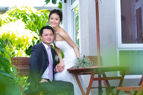 Cô quen doanh nhân Quang Trung, sinh năm 1973 qua một người bạn cùng công ty người mẫu từ nhiều năm trước. Dù hơn cô đến 17 tuổi nhưng sự chín chắn của vị doanh nhân này đã khiến người đẹp sinh năm 1990 say đắm. Cả hai gắn bó được 2 năm mới đi đến quyết định kết hôn.