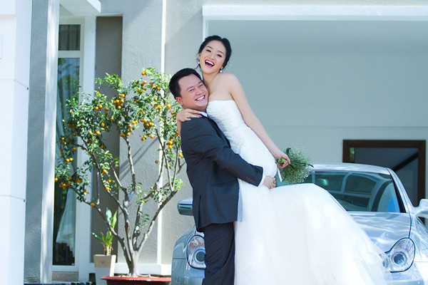 Sau khi kết hôn, người đẹp gốc Thanh Hóa sẽ chuyển về Sài Gòn sống và phụ giúp ông xã trong công việc kinh doanh. Cô cũng vừa tốt nghiệp Đại học, chuyên ngành quản trị du lịch. Sau khi kết hôn, người đẹp gốc Thanh Hóa sẽ chuyển về Sài Gòn sống và phụ giúp ông xã trong công việc kinh doanh. Cô cũng vừa tốt nghiệp Đại học, chuyên ngành quản trị du lịch.