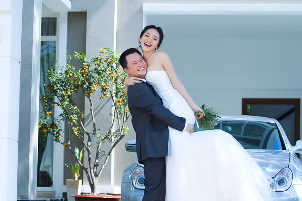 Sau khi kết hôn, người đẹp gốc Thanh Hóa sẽ chuyển về Sài Gòn sống và phụ giúp ông xã trong công việc kinh doanh. Cô cũng vừa tốt nghiệp Đại học, chuyên ngành quản trị du lịch.