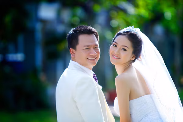 Là người kín tiếng trong chuyện tình cảm, gần sát ngày cưới, Phan Thị Lý mới chịu tiết lộ bộ ảnh cưới và thông tin về ông xã.