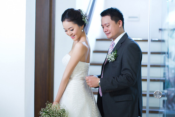 Phan Thị Lý chia sẻ, chồng cô là người gốc Nha Trang và đang sinh sống, kinh doanh tài chính tại TP HCM. Vì quê chồng ở thành phố biển nên cặp tân lang, tân nương đã quyết định tổ chức đám cưới lãng mạn trên bãi biển Nha Trang vào ngày 19/5 với số lượng khách mời hạn chế, chủ yếu là gia đình và bạn bè thân thiết. Phan Thị Lý chia sẻ, chồng cô là người gốc Nha Trang và đang sinh sống, kinh doanh tài chính tại TP HCM. Vì quê chồng ở thành phố biển nên cặp tân lang, tân nương đã quyết định tổ chức đám cưới lãng mạn trên bãi biển Nha Trang vào ngày 19/5 với số lượng khách mời hạn chế, chủ yếu là gia đình và bạn bè thân thiết.