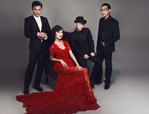 Xuân Lan, Phạm Hoài Nam, Nam Trung và Đỗ Mạnh Cường tiếp tục là những người 'cầm cân nảy mực' cho cuộc tìm kiếm người mẫu Việt. 4 gương mặt quen đồng hành cùng chương trình từ mùa giải 2011. Trong năm qua, họ đã làm việc và tạo dựng được hình ảnh và cá tính riêng của từng người ở vị trí giám khảo. Thậm chí, cá tính của bộ tứ có phần nổi trội hơn các thí sinh tham gia cuộc thi. (Theo VNE) Xuân Lan, Phạm Hoài Nam, Nam Trung và Đỗ Mạnh Cường tiếp tục là những người 'cầm cân nảy mực' cho cuộc tìm kiếm người mẫu Việt. 4 gương mặt quen đồng hành cùng chương trình từ mùa giải 2011. Trong năm qua, họ đã làm việc và tạo dựng được hình ảnh và cá tính riêng của từng người ở vị trí giám khảo. Thậm chí, cá tính của bộ tứ có phần nổi trội hơn các thí sinh tham gia cuộc thi. (Theo VNE)