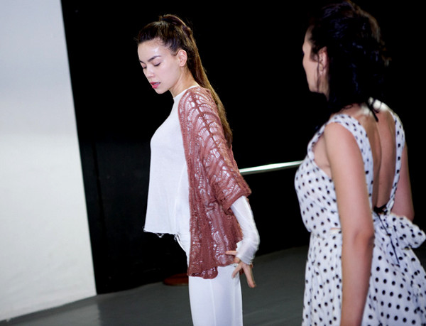 Với kinh nghiệm dày dặn trên sân khấu và thế mạnh nổi bật về vũ đạo, Hồ Ngọc Hà có nhiều lời khuyên bổ ích cho Anh Thư trước khi đến với đêm thi mang chủ đề Freestyle. Với kinh nghiệm dày dặn trên sân khấu và thế mạnh nổi bật về vũ đạo, Hồ Ngọc Hà có nhiều lời khuyên bổ ích cho Anh Thư trước khi đến với đêm thi mang chủ đề Freestyle.