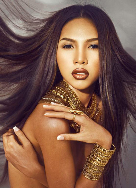 Trong bộ ảnh bán khỏa thân mới đây, Minh Triệu thực sự nổi bật với lối trang điểm glamorous, ấn tượng với màu vàng óng của kim loại... Trong bộ ảnh bán khỏa thân mới đây, Minh Triệu thực sự nổi bật với lối trang điểm glamorous, ấn tượng với màu vàng óng của kim loại...