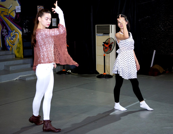 Nữ ca sĩ Hồ Ngọc Hà nhiệt tình hỗ trợ Anh Thư chuẩn bị cho đêm thi tiếp theo của Bước nhảy Hoàn vũ với chủ đề Freestyle. Nữ ca sĩ Hồ Ngọc Hà nhiệt tình hỗ trợ Anh Thư chuẩn bị cho đêm thi tiếp theo của Bước nhảy Hoàn vũ với chủ đề Freestyle.