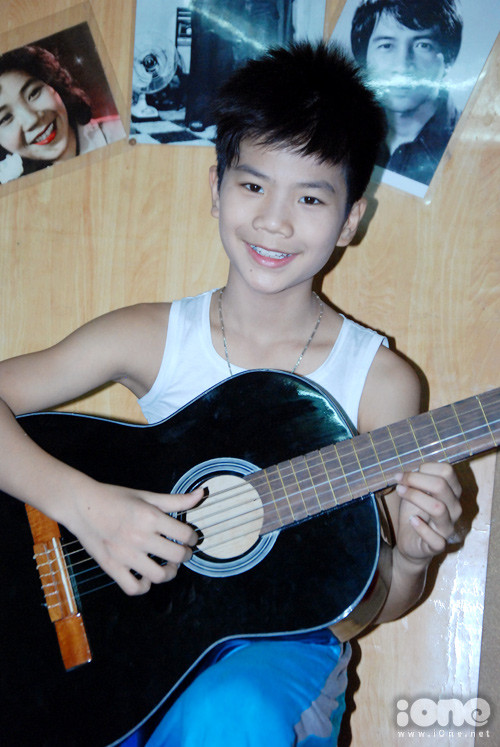 Cậu còn vui vẻ nhận xét về Bảo Ngọc: "Em Ngọc dễ thương nhưng hay õng ẹo lắm (cười) và cũng có chút nhát nữa. Hôm tập bài "Chiến tranh và Hòa bình" diễn ở gala, lúc bật nhạc to, Ngọc bị sợ. Rồi bài đó có đoạn em phải trừng mắt lên gầm gừ với Bảo Ngọc, em ấy cũng rụt mình lại rồi chạy đi mách mẹ và chẳng chịu tập nữa. Ngọc chỉ thích vui vẻ thôi".(Theo Ione) Cậu còn vui vẻ nhận xét về Bảo Ngọc: "Em Ngọc dễ thương nhưng hay õng ẹo lắm (cười) và cũng có chút nhát nữa. Hôm tập bài "Chiến tranh và Hòa bình" diễn ở gala, lúc bật nhạc to, Ngọc bị sợ. Rồi bài đó có đoạn em phải trừng mắt lên gầm gừ với Bảo Ngọc, em ấy cũng rụt mình lại rồi chạy đi mách mẹ và chẳng chịu tập nữa. Ngọc chỉ thích vui vẻ thôi".(Theo Ione)