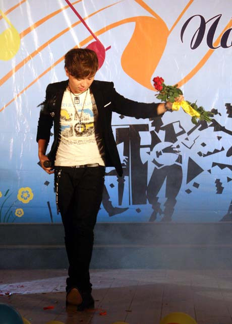 Tối 17/5, ca sỹ Minh Vương đã cùng phát động cuộc thi Tìm kiếm gương mặt Nữ sinh trong mơ tại Đại học Hà Nội. Tối 17/5, ca sỹ Minh Vương đã cùng phát động cuộc thi Tìm kiếm gương mặt Nữ sinh trong mơ tại Đại học Hà Nội.