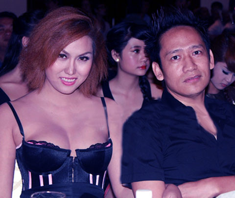 Cô ngồi cạnh nhạc sĩ - ca sĩ Duy Mạnh (phải) trong buổi họp báo. Phi Thanh Vân không biết chiếc áo trong màu hồng bị lộ ra nên vẫn tươi cười vui vẻ trước ống kính. (Theo Vnexpress) Cô ngồi cạnh nhạc sĩ - ca sĩ Duy Mạnh (phải) trong buổi họp báo. Phi Thanh Vân không biết chiếc áo trong màu hồng bị lộ ra nên vẫn tươi cười vui vẻ trước ống kính. (Theo Vnexpress)