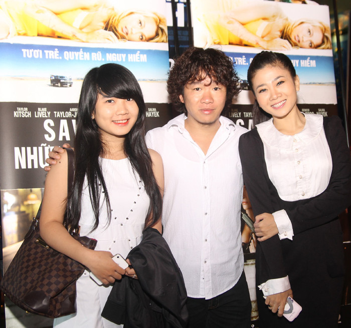 Dưa leo chụp hình kỷ niệm cùng các cô gái xinh đẹp. Dưa leo chụp hình kỷ niệm cùng các cô gái xinh đẹp.