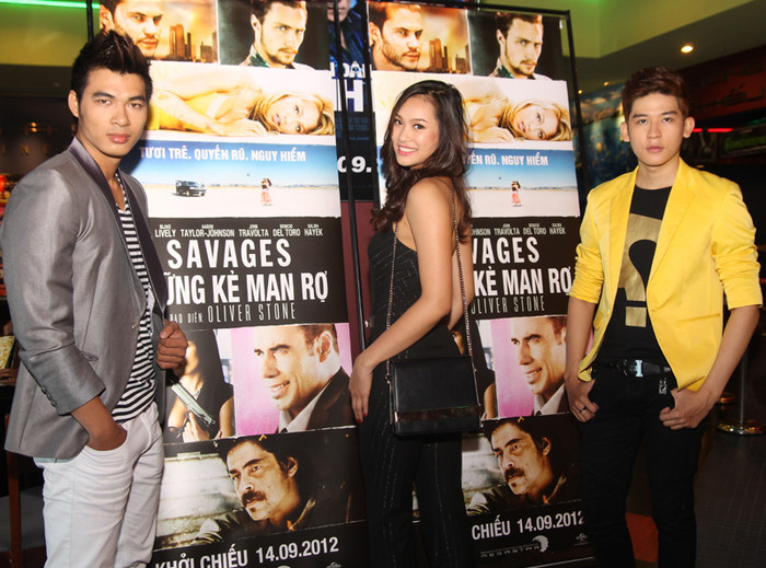 Vương Thu Phương mặc cây đen, khoe vai trần. Vương Thu Phương mặc cây đen, khoe vai trần.