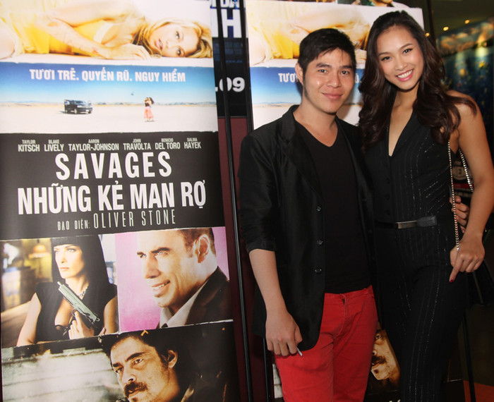 Cô mỉm cười tươi tắn bên một người bạn. Cô mỉm cười tươi tắn bên một người bạn.