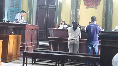 Yến và Phương đứng nghe cơ quan công tố luận tội và đề nghị mức án (ảnh: T.Q) Yến và Phương đứng nghe cơ quan công tố luận tội và đề nghị mức án (ảnh: T.Q)