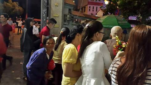 Một bà cụ đang xin tiền của khách vãn cảnh chùa Vĩnh Nghiêm sáng sớm mùng 1 tết (Ảnh: T.P) Một bà cụ đang xin tiền của khách vãn cảnh chùa Vĩnh Nghiêm sáng sớm mùng 1 tết (Ảnh: T.P)