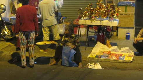 Một bà lão khác đang xin tiền của khách đi chùa Phước Hải Tự (Ảnh: T.P) Một bà lão khác đang xin tiền của khách đi chùa Phước Hải Tự (Ảnh: T.P)