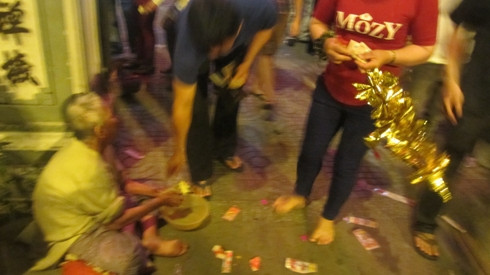 Cảnh tượng ghi được tại chùa Phước Viên sáng sớm mùng 1 tết (ảnh: T.P) Cảnh tượng ghi được tại chùa Phước Viên sáng sớm mùng 1 tết (ảnh: T.P)