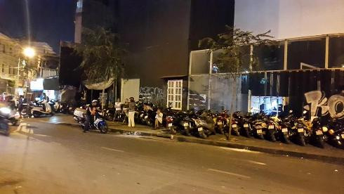 Một trong hai bãi giữ xe quá giá ở đường hoa Hàm Nghi đã bị Q.1 đình chỉ kinh doanh (ảnh: T.Q) Một trong hai bãi giữ xe quá giá ở đường hoa Hàm Nghi đã bị Q.1 đình chỉ kinh doanh (ảnh: T.Q)