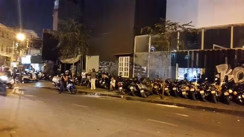 Một trong hai bãi giữ xe quá giá ở đường hoa Hàm Nghi đã bị Q.1 đình chỉ kinh doanh (ảnh: T.Q)