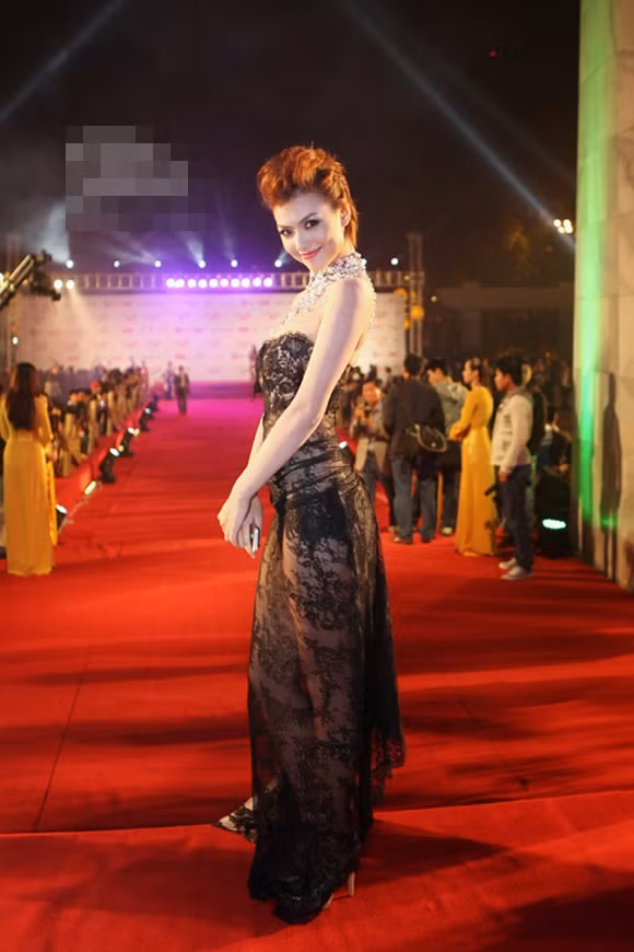 Người đẹp Hồng Quế "mang bão" đến thảm đỏ bởi chiếc váy quây ngực siêu mỏng, để lộ cả nội y. Những chi tiết ren mỏng manh khiến cô nóng bỏng hơn bao giờ hết.