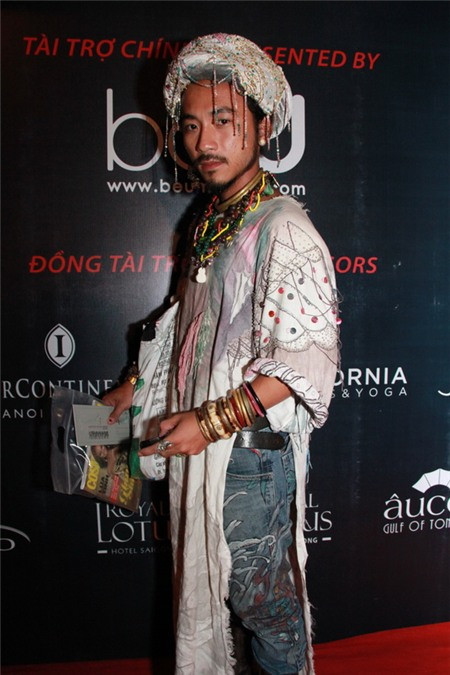 Người diện "áo dài kiểu hành khất" này là Johnny - một người đang làm trong lĩnh vực thiết kế thời trang tại TP.HCM.